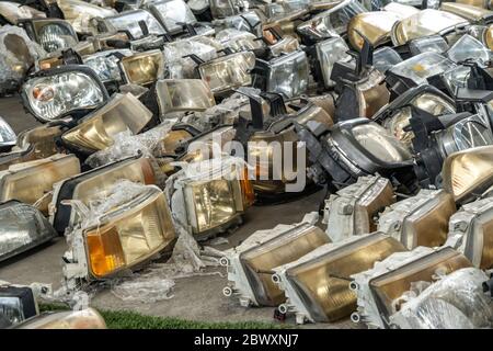 Componenti dei fari usati in vendita nell'area dei rottami Foto Stock