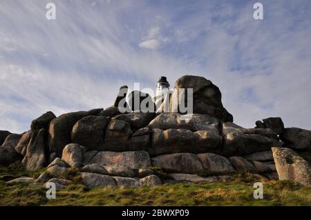 Il faro tra il vento e l'acqua erose rocce di granito su Peninnis Head sull'isola di Santa maria, isole di Scilly. Cornovaglia .UK Foto Stock