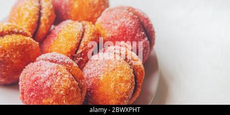 Biscotti fatti in casa sotto forma di pesche. Fuoco selettivo. Cibo. Foto Stock