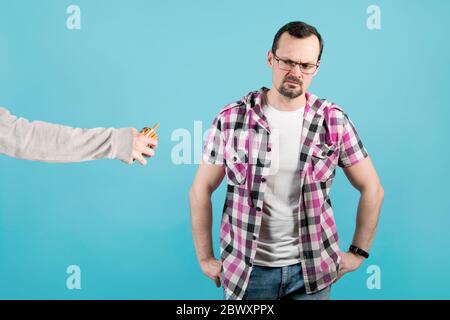 un uomo con condanna e rabbia guarda un pacchetto di sigarette Foto Stock