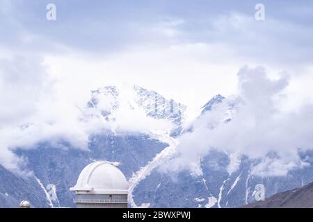 Un bellissimo paesaggio di montagna. Osservatorio sulla vetta di Terskol. Caucaso settentrionale. Russia. Le nuvole. ghiacciaio sette. Monte Donguz orun Foto Stock