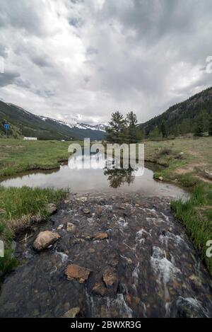 Cascate Trailside Ephemeral Creek sul Wheeler Lakes Trail vicino a Ski Cooper e Copper Mountain a Frisco, nella zona selvaggia di Eagle's Nest, Colorado Foto Stock