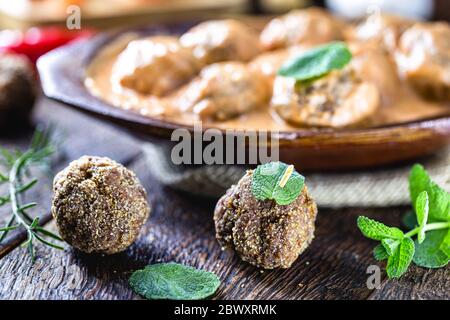 polpette vegetariane con salsa alle erbe bianche, cibo senza glutine, senza prodotti animali. Cibo vegano brasiliano. Foto Stock