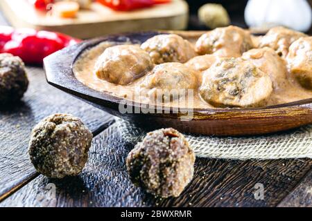 polpette vegetariane con salsa alle erbe bianche, cibo senza glutine, senza prodotti animali. Cibo vegano brasiliano. Foto Stock