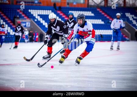 RUSSIA, KOROLEV - 10 FEBBRAIO 2019: Campionato di bandy della regione di Mosca. BC Vympel - BC Filimonovo 9:1. Foto Stock