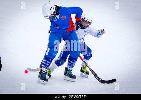 RUSSIA, KOROLEV - 18 FEBBRAIO 2018: Campionato di bandy della regione di Mosca. BC Vympel - BC Dinamo 3:2. Foto Stock