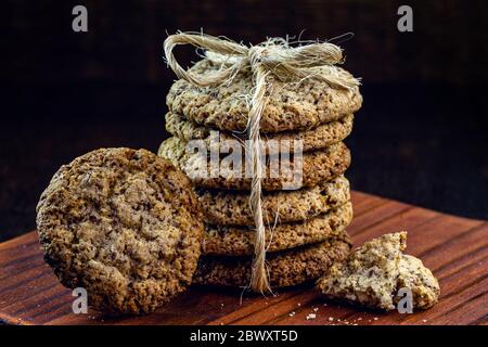 biscotti fatti in casa impilati su rustico sfondo di legno. Spazio per il testo. Foto Stock