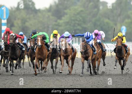 Nazeef, (blu e bianco, terza destra) vince la EBF/Unibet Snowdrop Fillies' Stakes all'Ippodromo di Kempton. Foto Stock