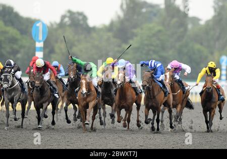 Nazeef, (blu e bianco, terza destra) vince la EBF/Unibet Snowdrop Fillies' Stakes all'Ippodromo di Kempton. Foto Stock