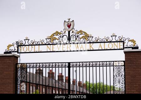 Non camminerai mai da soli. Bill Shankly Memorial Gate. Anfield, Liverpool, Regno Unito. Foto Stock