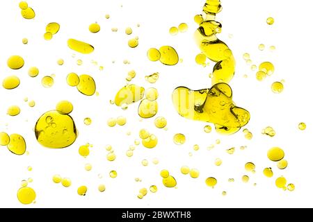 Gocce di olio d'oliva. Bolle di closeup in acqua isolate su sfondo bianco Foto Stock