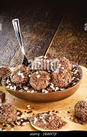 Uovo di cioccolato con ripieno per Pasqua su sfondo di legno. Fuoco selettivo, sfondo in legno. Pasqua 2020. Foto Stock