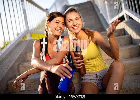 Fitness, sport, persone che esercitano e uno stile di vita sano concetto. Felice montare gli amici che lavora fuori Foto Stock