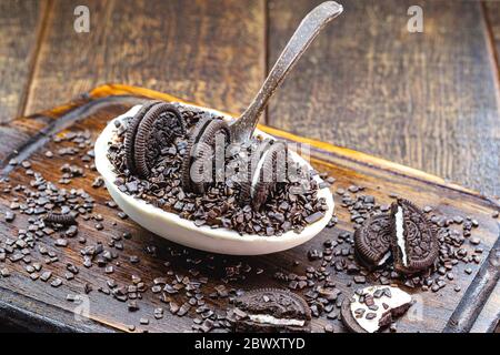 uovo di pasqua brasiliano. Pasqua con cioccolato raffinato, coperto di spruzzi. Biscotti al cioccolato bianco e nero e scaglie di cioccolato con spruzzette. Foto Stock