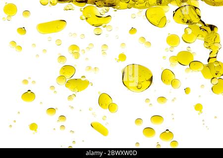 Gocce di olio d'oliva. Bolle di closeup in acqua isolate su bianco. Dieta mediterranea. Grasso sano Foto Stock