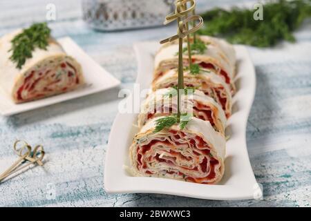 Pita con caviale rosso e formaggio feta su fondo azzurro, orientamento orizzontale, primo piano Foto Stock