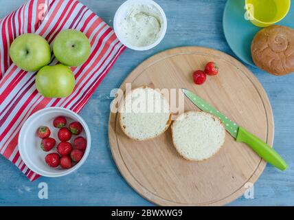 Il cibo è divertente per i bambini. Il sandwich è a forma di fiore di fragole per la colazione dei bambini. Semplice ricetta dettagliata per cucinare piatti per il menu. Fe Foto Stock