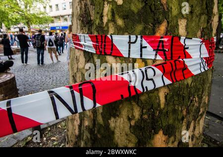 Monaco, Baviera, Germania. 3 Giugno 2020. "No Justice, No Peace" (non giustizia, non pace) iscritto sulla cassetta di polizia in una manifestazione di George Floyd a Monaco, in Germania. Mostrando solidarietà con le proteste di George Floyd negli Stati Uniti, più di 100 manifestanti contro la brutalità, l'impunità e il razzismo della polizia hanno dimostrato a Monaco, in Germania. George Floyd ebbe un incontro con la polizia di Minneapolis che portò alla sua morte dopo che l'ex ufficiale Derek Chauvin si inginocchiò sul collo mentre altri due si riposarono sul corpo. Le immagini scioccanti sono state catturate in video e hanno provocato sdegno, proteste, disordini e violenze Foto Stock