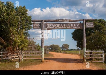 Il cancello d'ingresso della strada Transpantaneira al Pantanal nord in Brasile. Foto Stock