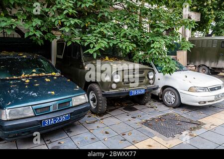Un SUV UAZ militare di fabbricazione sovietica (centro) sulla strada cittadina di Hanoi Foto Stock