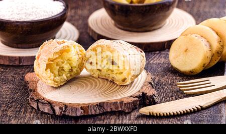 Pane di formaggio vegano, variante di formaggio di Minas Gerais, senza prodotti animali. Pane fatto in casa con taipoca e patate. Foto Stock