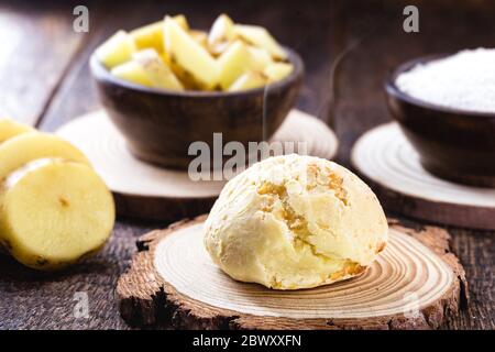 pane di formaggio vegano, senza formaggio, con tapioca, patate e sale. Pasto vegano, spuntino vegetariano fatto in casa. Piatti tipici brasiliani, fatti a casa. Foto Stock