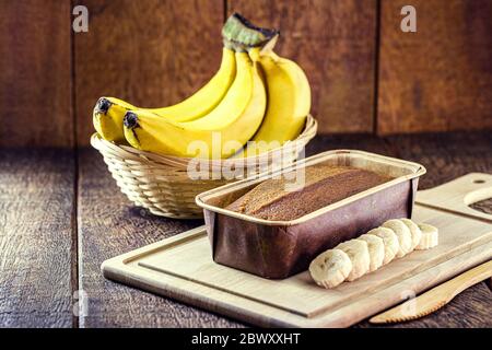 pane vegano fatto in casa senza lattosio o prodotti animali. Sapore di banana. Concetto di vita vegana sana. Foto Stock