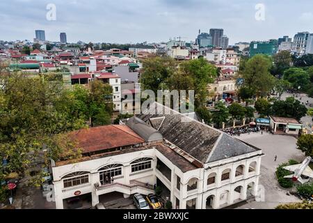 Il Museo di Storia militare del Vietnam e la città visti dalla Torre della Bandiera di Hanoi Foto Stock