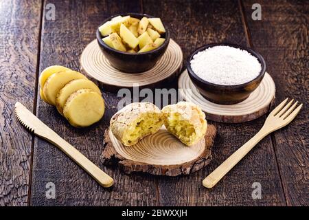 Pane di formaggio vegano, variante di formaggio di Minas Gerais, senza prodotti animali. Pane fatto in casa con taipoca e patate. Foto Stock