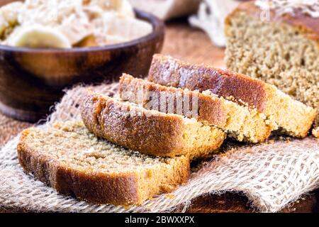 pane vegano fatto in casa con avena. ​​bread a fette, sapore di banana. Concetto di stile di vita sano, stile di vita vegano Foto Stock