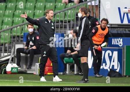 Brema, Germania. Il 3 giugno 2020, Firo Florian KOHFELDT (allenatore Werder Bremen) ha discusso con il quarto ufficiale. Werder Bremen - Eintracht Frankfurt Sven Simon/Elmar Kremser/POOL/firo. | utilizzo in tutto il mondo credito: dpa/Alamy Live News Foto Stock