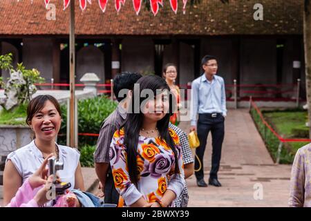 Giovani turisti vietnamiti nel Tempio della Letteratura, Hanoi Foto Stock