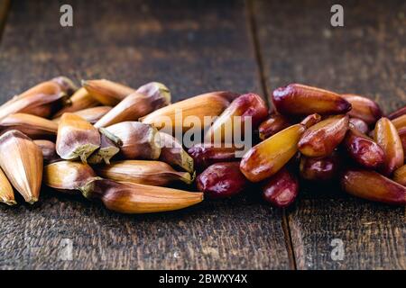 semi di pino su tavola rustica di legno. Cucina brasiliana, consumata in inverno e feste di giugno. Foto Stock