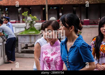 Giovani turisti vietnamiti nel Tempio della Letteratura, Hanoi Foto Stock