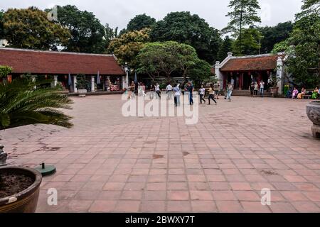 Turisti nel Tempio della Letteratura, Hanoi Foto Stock