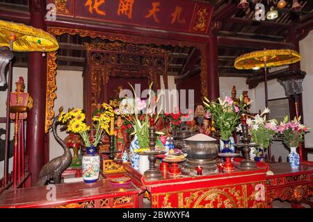 L'altare con offerte nel Padiglione della contemplazione della Luna (DAC Nguyet) del Tempio del Monte Giada, Hanoi Foto Stock