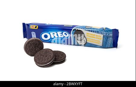 CHISINAU, MOLDOVA - Giugnio 3, 2020: Una confezione di biscotti al cioccolato Nabisco Oreo. Isolato su sfondo bianco Foto Stock