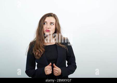 la donna concentrata tiene i vestiti con le mani, pensa. Persone intelligenti, intellettuali Foto Stock