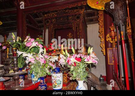 L'altare con offerte nel Padiglione della contemplazione della Luna (DAC Nguyet) del Tempio del Monte Giada, Hanoi Foto Stock