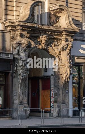 Budapest, Ungheria - 9 febbraio 2020: Decorazione in pietra di relief sulla porta d'ingresso in via Szabad Sajto Foto Stock