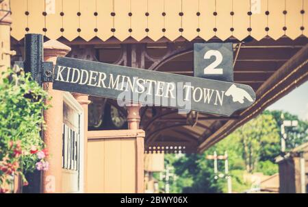 Primo piano cartello per Kidderminster Town sulla stazione ferroviaria d'epoca di Bewdley, Severn Valley Railway, Regno Unito, sotto il sole estivo. Ferrovie britanniche a vapore. Foto Stock