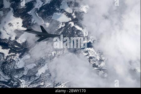 Un aereo bombardiere furtivo dell'aeronautica degli Stati Uniti B-1B della 28a ala della bomba, vola sopra un paesaggio congelato, dopo aver ricevuto il combustibile durante una missione dell'Europa della forza di compito del bombardiere 20 maggio 2020 sopra la Svezia. Foto Stock