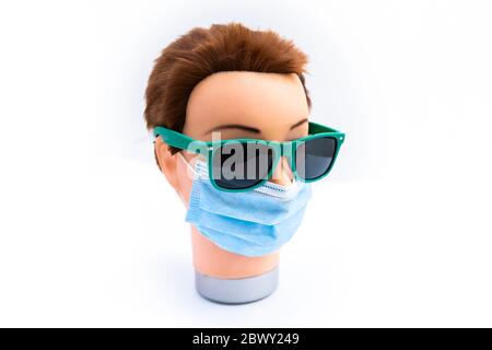 testa manichino con maschera chirurgica su fondo bianco. covid-19 concetto di coronavirus Foto Stock