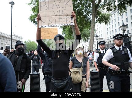 Londra, Regno Unito. 03 giugno 2020. Manifestanti bianchi e neri protestano in Piazza del Parlamento di Londra in solidarietà con le proteste che si sono manifestate in America a seguito dell'uccisione razzista di George Floyd in America mercoledì 03 giugno 2020. Foto di Hugo Philpott/UPI Credit: UPI/Alamy Live News Foto Stock