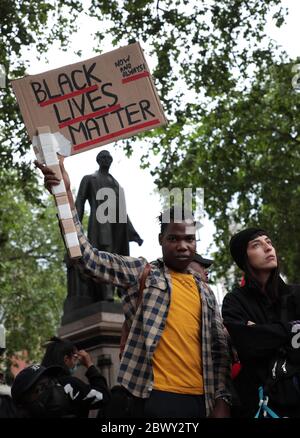 Londra, Regno Unito. 03 giugno 2020. Manifestanti bianchi e neri protestano in Piazza del Parlamento di Londra in solidarietà con le proteste che si sono manifestate in America a seguito dell'uccisione razzista di George Floyd in America mercoledì 03 giugno 2020. Foto di Hugo Philpott/UPI Credit: UPI/Alamy Live News Foto Stock