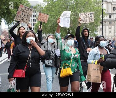 Londra, Regno Unito. 03 giugno 2020. Manifestanti bianchi e neri protestano in Piazza del Parlamento di Londra in solidarietà con le proteste che si sono manifestate in America a seguito dell'uccisione razzista di George Floyd in America mercoledì 03 giugno 2020. Foto di Hugo Philpott/UPI Credit: UPI/Alamy Live News Foto Stock