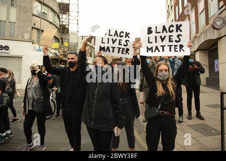 Brighton , UK, 03 giugno 2020, Black Lives Matters protesta, una marcia a Brighton che si batte per porre fine al razzismo si ferma fuori della stazione di polizia di Brighton. In solidarietà con le campagne negli Stati Uniti dopo la morte di George Floyd in custodia di polizia in Minnesota. Credit: Rupert Rivett/Alamy Live News Foto Stock