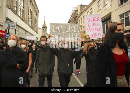 Brighton , UK, 03 giugno 2020, Black Lives Matters protesta, una marcia a Brighton che si batte per porre fine al razzismo si ferma fuori della stazione di polizia di Brighton. In solidarietà con le campagne negli Stati Uniti dopo la morte di George Floyd in custodia di polizia in Minnesota. Credit: Rupert Rivett/Alamy Live News Foto Stock