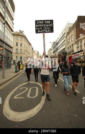Brighton , UK, 03 giugno 2020, Black Lives Matters protesta, una marcia a Brighton che si batte per porre fine al razzismo si ferma fuori della stazione di polizia di Brighton. In solidarietà con le campagne negli Stati Uniti dopo la morte di George Floyd in custodia di polizia in Minnesota. Credit: Rupert Rivett/Alamy Live News Foto Stock