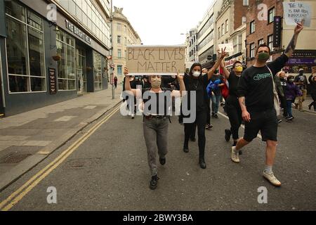 Brighton , UK, 03 giugno 2020, Black Lives Matters protesta, una marcia a Brighton che si batte per porre fine al razzismo si ferma fuori della stazione di polizia di Brighton. In solidarietà con le campagne negli Stati Uniti dopo la morte di George Floyd in custodia di polizia in Minnesota. Credit: Rupert Rivett/Alamy Live News Foto Stock